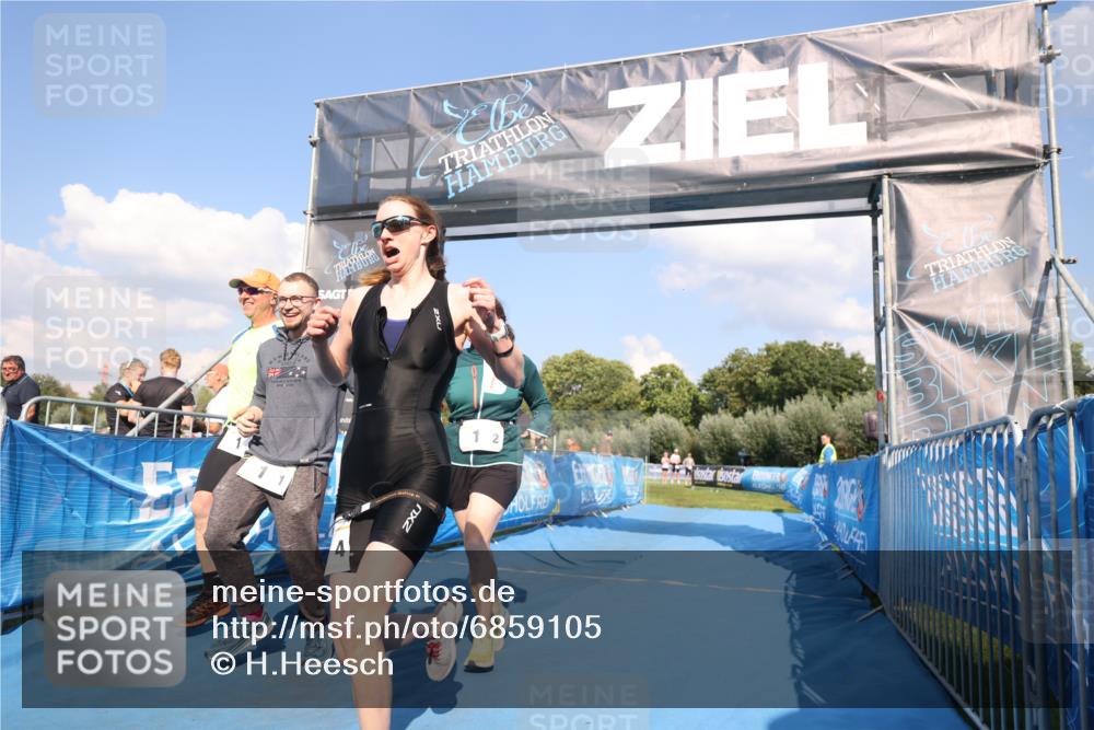 25.08.2024 - Elbe Triathlon Hamburg H.Heesch http://msf.ph/oto/6859105 25.08.2024 16:27:22 Ziel  meine-sportfotos.de