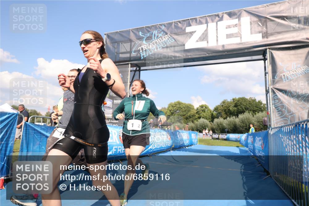 25.08.2024 - Elbe Triathlon Hamburg H.Heesch http://msf.ph/oto/6859116 25.08.2024 16:27:22 Ziel  meine-sportfotos.de