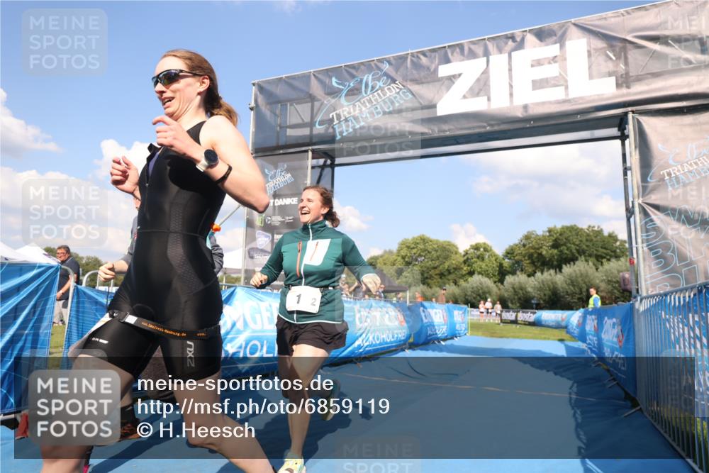 25.08.2024 - Elbe Triathlon Hamburg H.Heesch http://msf.ph/oto/6859119 25.08.2024 16:27:22 Ziel  meine-sportfotos.de