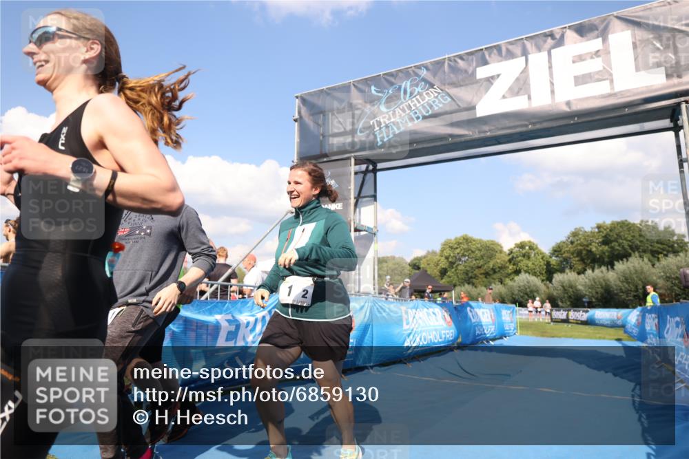 25.08.2024 - Elbe Triathlon Hamburg H.Heesch http://msf.ph/oto/6859130 25.08.2024 16:27:22 Ziel  meine-sportfotos.de