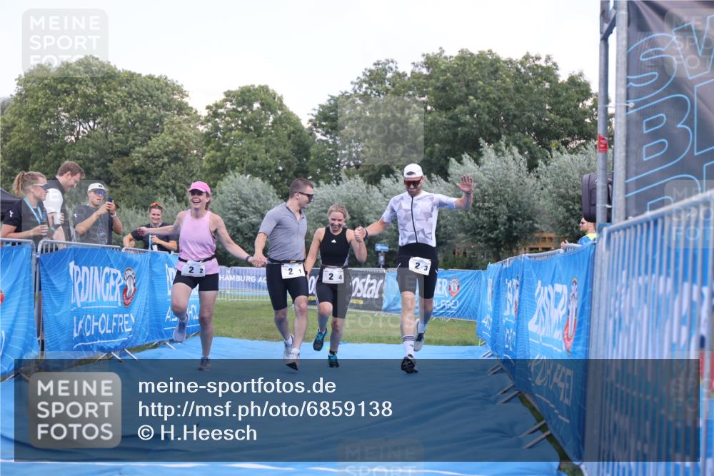 25.08.2024 - Elbe Triathlon Hamburg H.Heesch http://msf.ph/oto/6859138 25.08.2024 16:30:22 Ziel  meine-sportfotos.de
