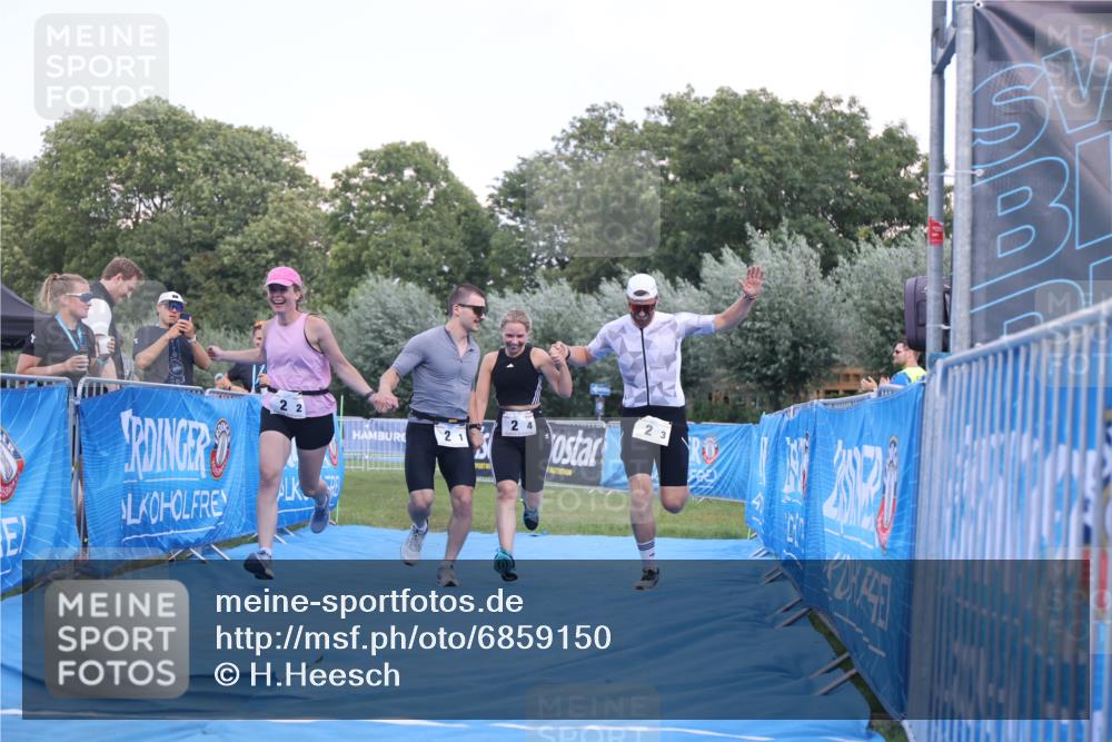 25.08.2024 - Elbe Triathlon Hamburg H.Heesch http://msf.ph/oto/6859150 25.08.2024 16:30:22 Ziel  meine-sportfotos.de