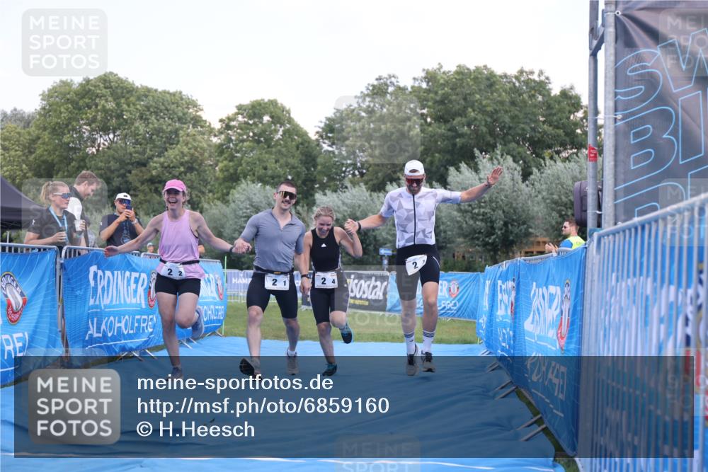 25.08.2024 - Elbe Triathlon Hamburg H.Heesch http://msf.ph/oto/6859160 25.08.2024 16:30:22 Ziel  meine-sportfotos.de