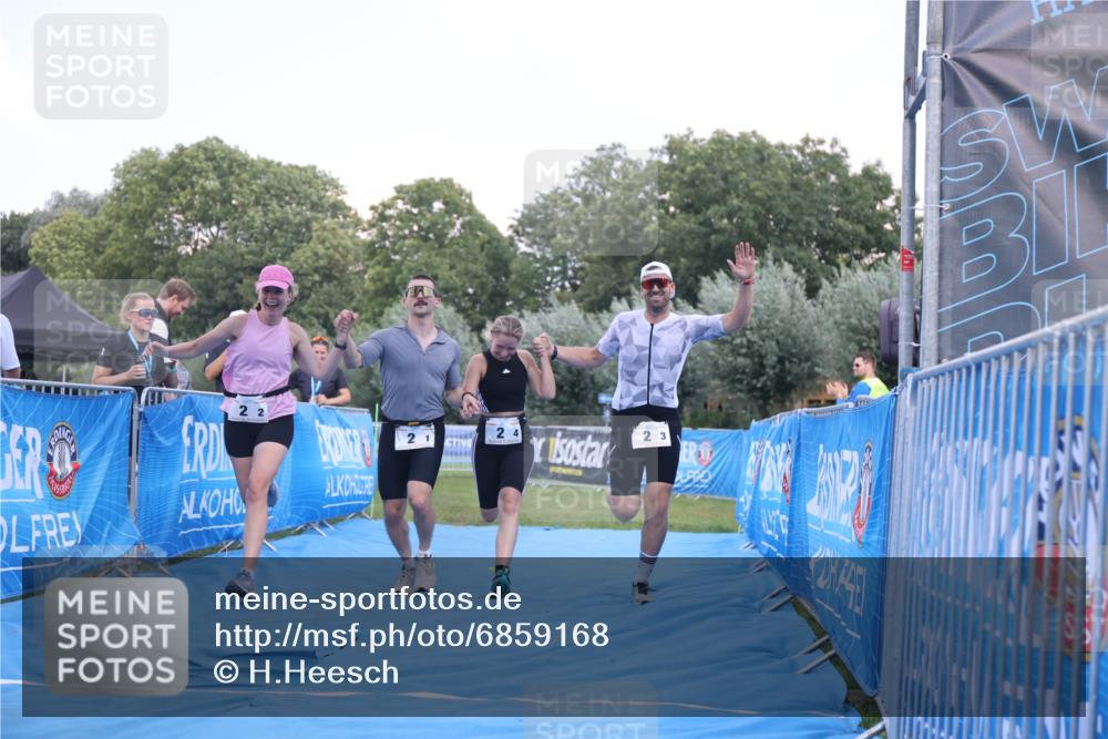 25.08.2024 - Elbe Triathlon Hamburg H.Heesch http://msf.ph/oto/6859168 25.08.2024 16:30:23 Ziel  meine-sportfotos.de