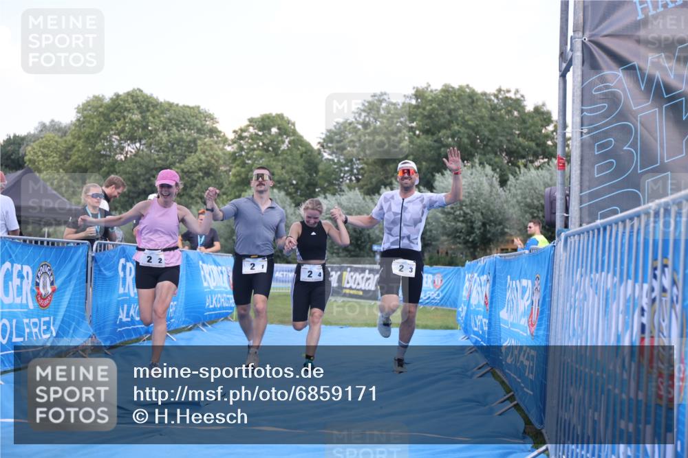25.08.2024 - Elbe Triathlon Hamburg H.Heesch http://msf.ph/oto/6859171 25.08.2024 16:30:23 Ziel  meine-sportfotos.de