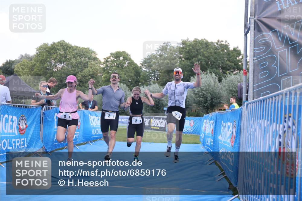 25.08.2024 - Elbe Triathlon Hamburg H.Heesch http://msf.ph/oto/6859176 25.08.2024 16:30:23 Ziel  meine-sportfotos.de