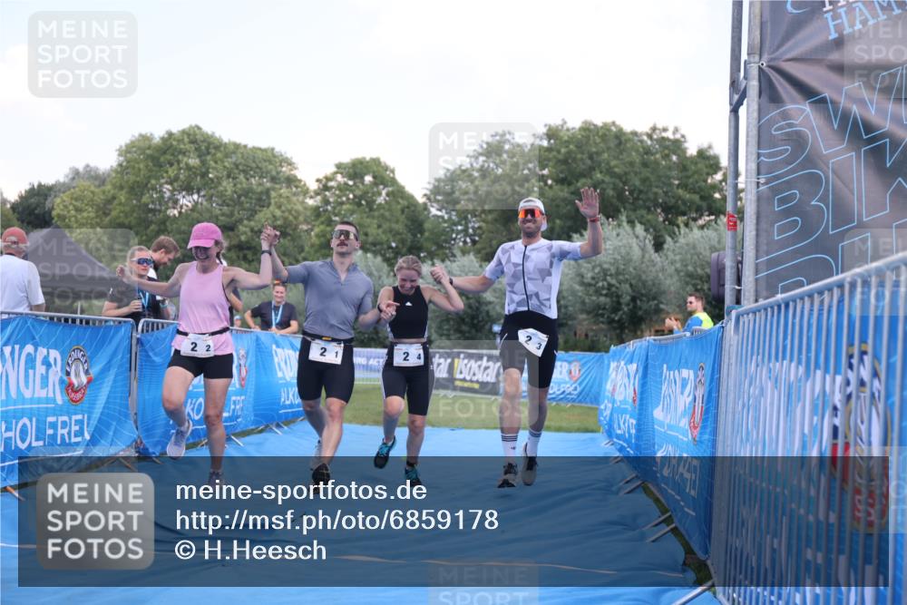 25.08.2024 - Elbe Triathlon Hamburg H.Heesch http://msf.ph/oto/6859178 25.08.2024 16:30:23 Ziel  meine-sportfotos.de