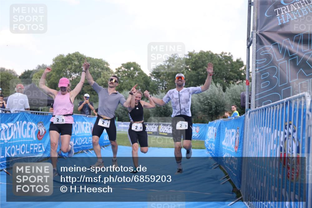 25.08.2024 - Elbe Triathlon Hamburg H.Heesch http://msf.ph/oto/6859203 25.08.2024 16:30:23 Ziel  meine-sportfotos.de