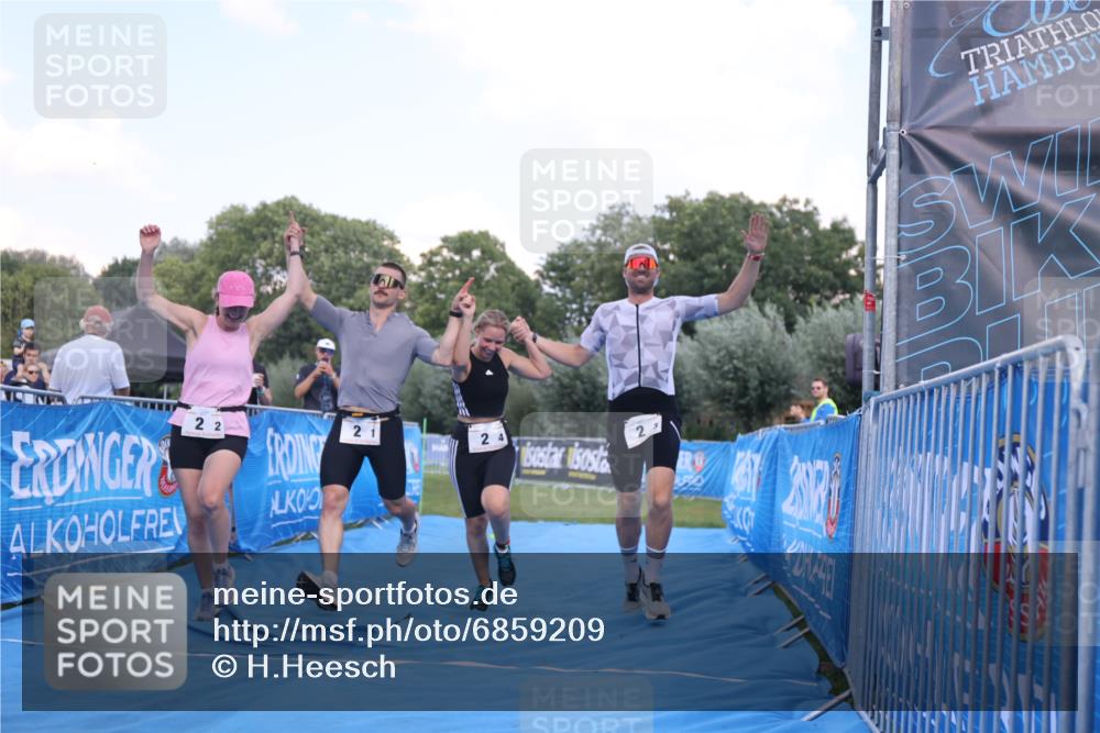 25.08.2024 - Elbe Triathlon Hamburg H.Heesch http://msf.ph/oto/6859209 25.08.2024 16:30:23 Ziel  meine-sportfotos.de