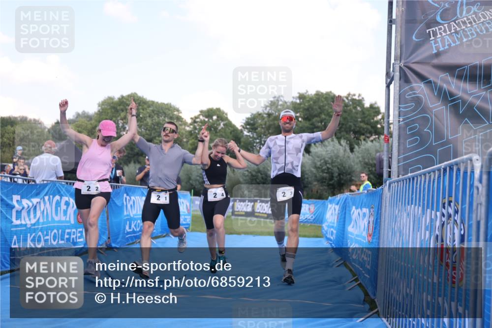 25.08.2024 - Elbe Triathlon Hamburg H.Heesch http://msf.ph/oto/6859213 25.08.2024 16:30:23 Ziel  meine-sportfotos.de