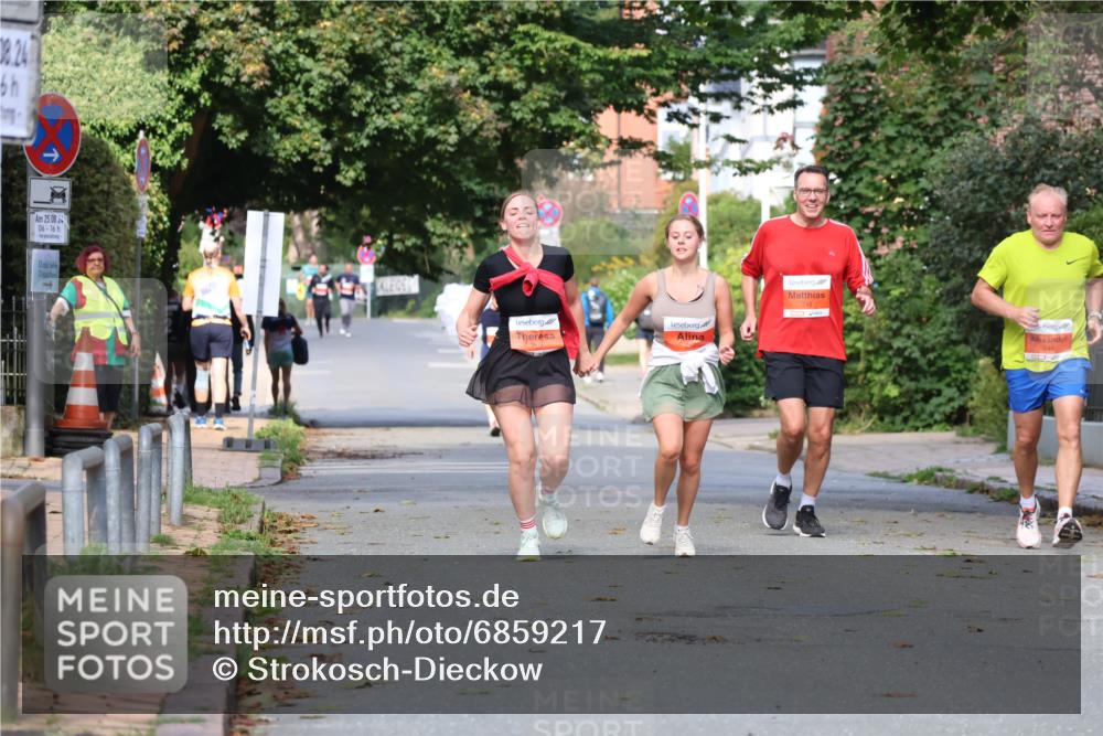 25.08.2024 - 20. Blankeneser Heldenlauf Strokosch-Dieckow http://msf.ph/oto/6859217 25.08.2024 09:55:08 Ziel 245, 246, 258, 259 meine-sportfotos.de