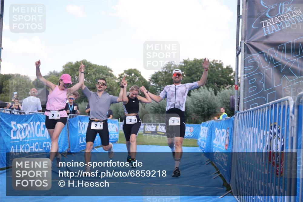 25.08.2024 - Elbe Triathlon Hamburg H.Heesch http://msf.ph/oto/6859218 25.08.2024 16:30:23 Ziel  meine-sportfotos.de