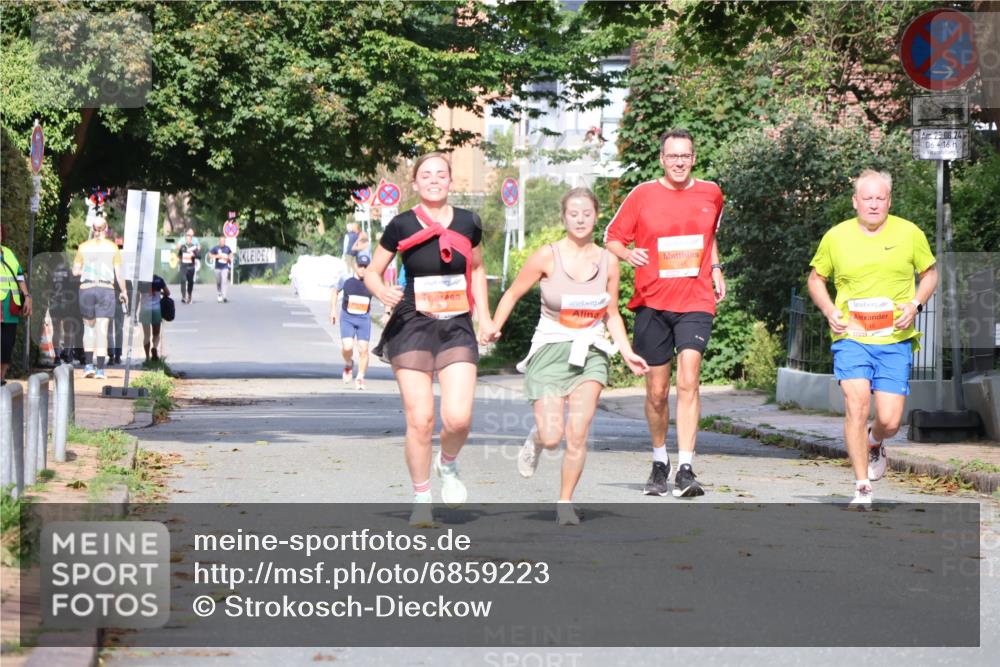 25.08.2024 - 20. Blankeneser Heldenlauf Strokosch-Dieckow http://msf.ph/oto/6859223 25.08.2024 09:55:09 Ziel 245, 246, 258, 259 meine-sportfotos.de