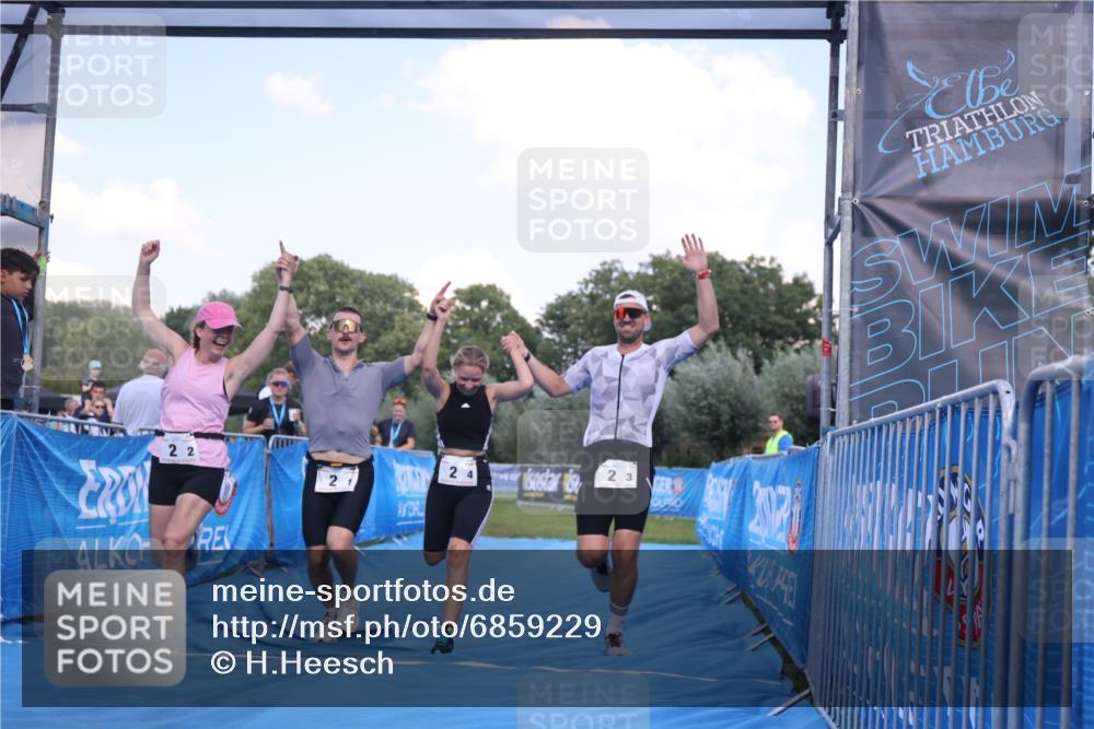 25.08.2024 - Elbe Triathlon Hamburg H.Heesch http://msf.ph/oto/6859229 25.08.2024 16:30:23 Ziel  meine-sportfotos.de