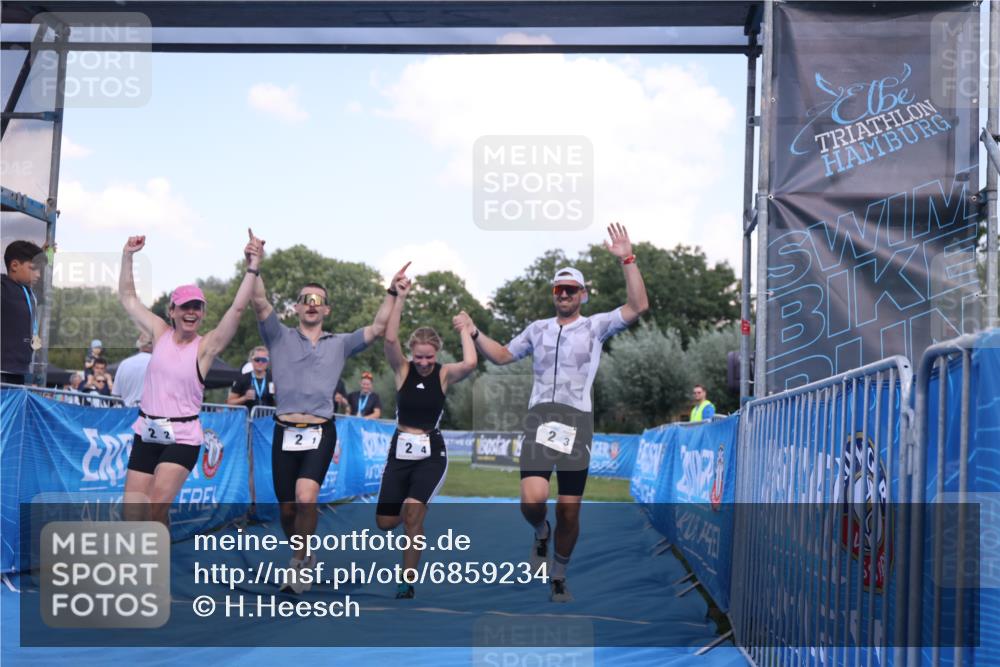 25.08.2024 - Elbe Triathlon Hamburg H.Heesch http://msf.ph/oto/6859234 25.08.2024 16:30:23 Ziel  meine-sportfotos.de