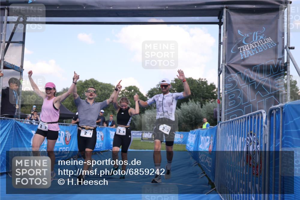 25.08.2024 - Elbe Triathlon Hamburg H.Heesch http://msf.ph/oto/6859242 25.08.2024 16:30:24 Ziel  meine-sportfotos.de