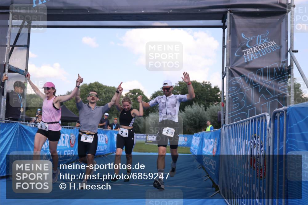 25.08.2024 - Elbe Triathlon Hamburg H.Heesch http://msf.ph/oto/6859247 25.08.2024 16:30:24 Ziel  meine-sportfotos.de
