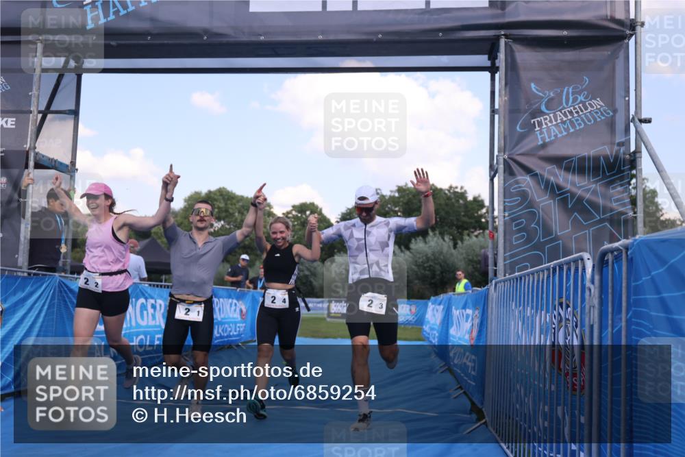 25.08.2024 - Elbe Triathlon Hamburg H.Heesch http://msf.ph/oto/6859254 25.08.2024 16:30:24 Ziel  meine-sportfotos.de