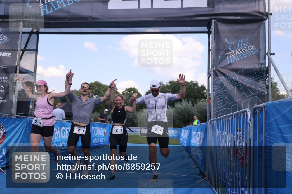 25.08.2024 - Elbe Triathlon Hamburg H.Heesch http://msf.ph/oto/6859257 25.08.2024 16:30:24 Ziel  meine-sportfotos.de