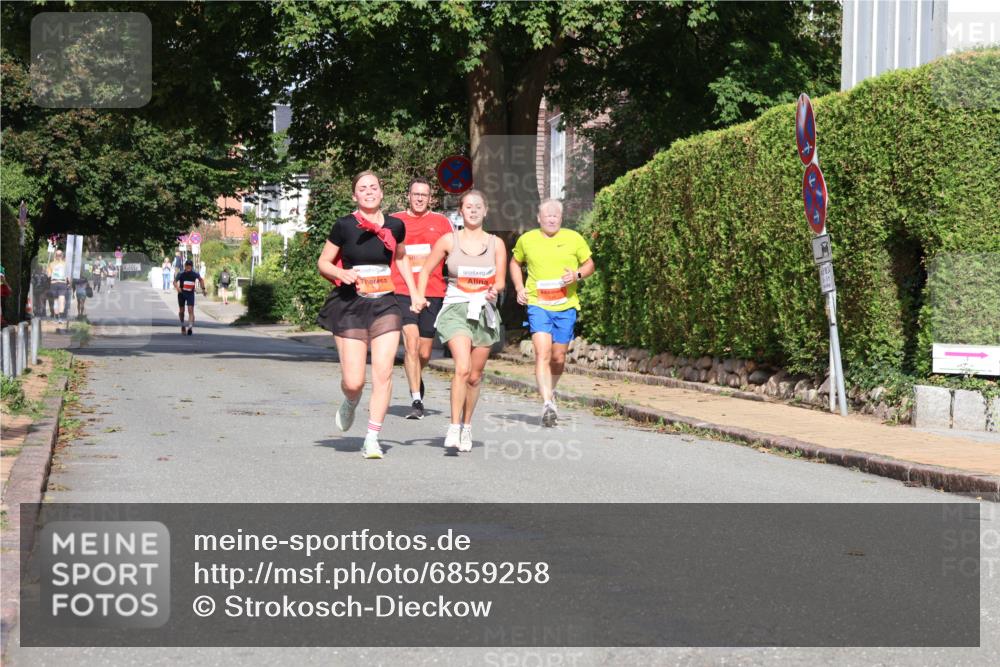 25.08.2024 - 20. Blankeneser Heldenlauf Strokosch-Dieckow http://msf.ph/oto/6859258 25.08.2024 09:55:12 Ziel 245, 246, 258, 259 meine-sportfotos.de