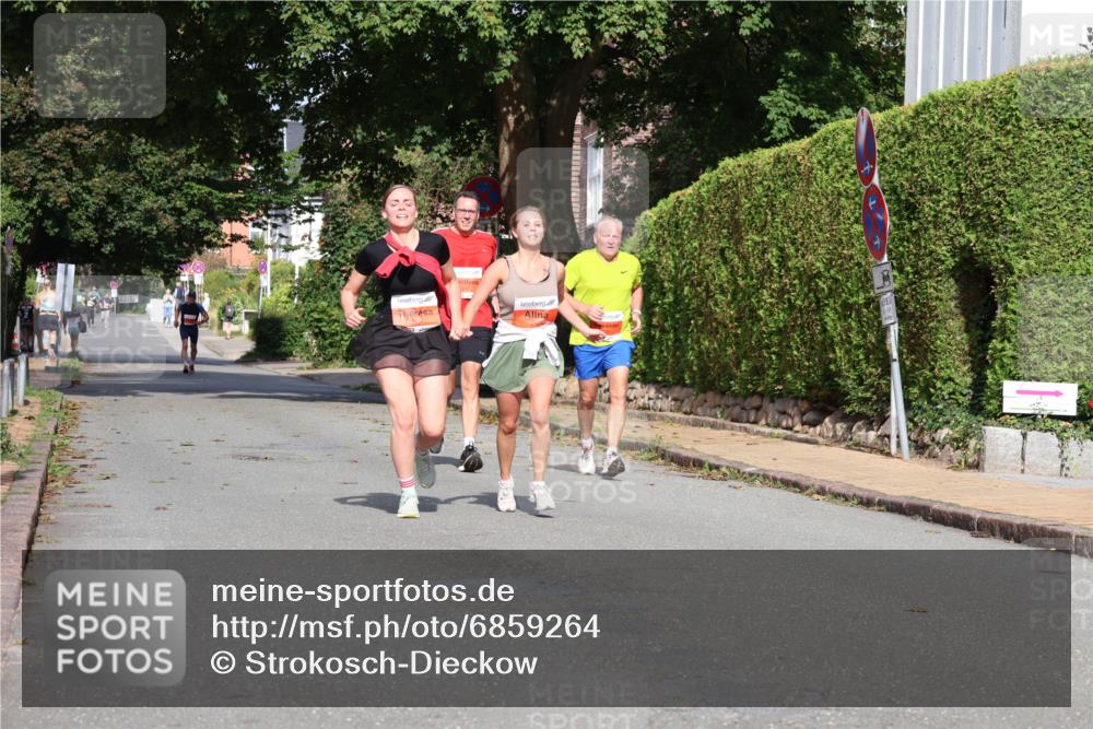 25.08.2024 - 20. Blankeneser Heldenlauf Strokosch-Dieckow http://msf.ph/oto/6859264 25.08.2024 09:55:12 Ziel 245, 246, 258, 259 meine-sportfotos.de