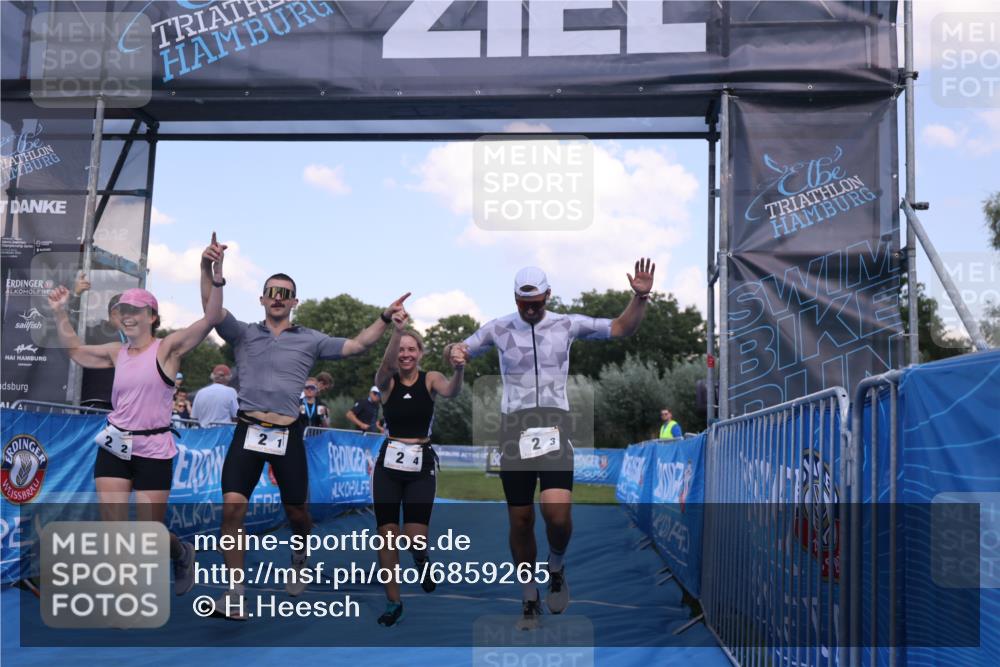 25.08.2024 - Elbe Triathlon Hamburg H.Heesch http://msf.ph/oto/6859265 25.08.2024 16:30:24 Ziel  meine-sportfotos.de