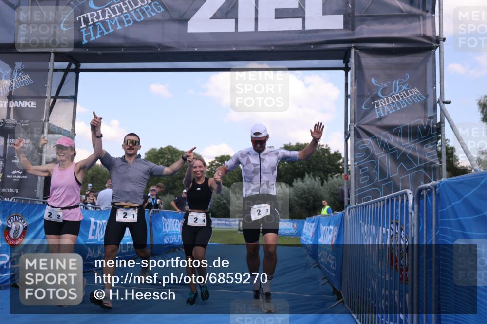 25.08.2024 - Elbe Triathlon Hamburg H.Heesch http://msf.ph/oto/6859270 25.08.2024 16:30:24 Ziel  meine-sportfotos.de