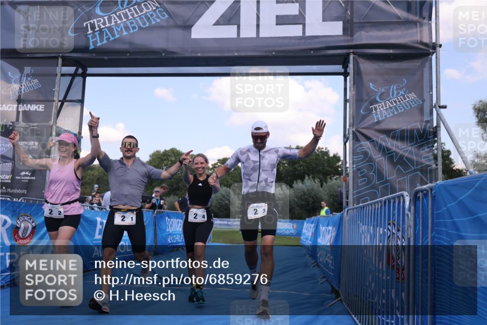 25.08.2024 - Elbe Triathlon Hamburg H.Heesch http://msf.ph/oto/6859276 25.08.2024 16:30:24 Ziel  meine-sportfotos.de