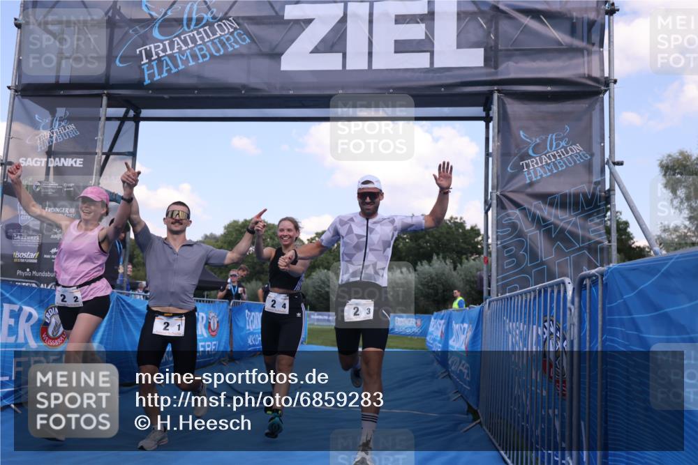25.08.2024 - Elbe Triathlon Hamburg H.Heesch http://msf.ph/oto/6859283 25.08.2024 16:30:24 Ziel  meine-sportfotos.de