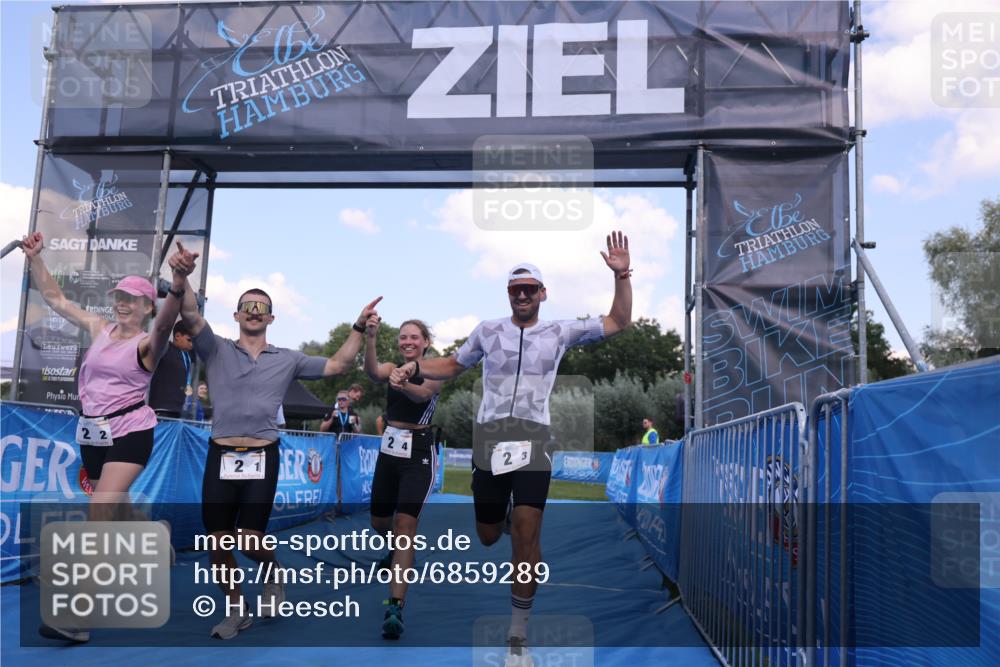 25.08.2024 - Elbe Triathlon Hamburg H.Heesch http://msf.ph/oto/6859289 25.08.2024 16:30:24 Ziel  meine-sportfotos.de
