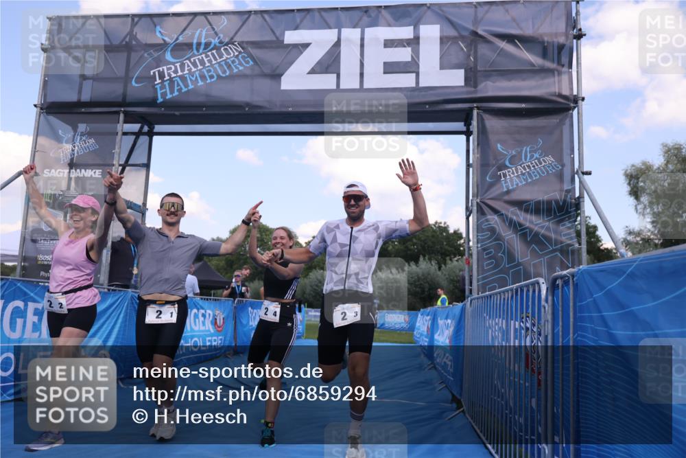25.08.2024 - Elbe Triathlon Hamburg H.Heesch http://msf.ph/oto/6859294 25.08.2024 16:30:24 Ziel  meine-sportfotos.de