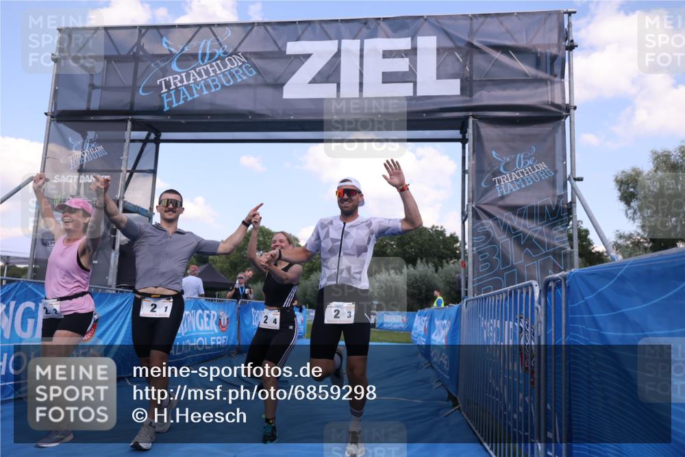 25.08.2024 - Elbe Triathlon Hamburg H.Heesch http://msf.ph/oto/6859298 25.08.2024 16:30:24 Ziel  meine-sportfotos.de