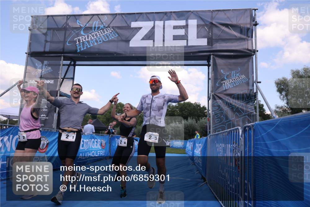 25.08.2024 - Elbe Triathlon Hamburg H.Heesch http://msf.ph/oto/6859301 25.08.2024 16:30:24 Ziel  meine-sportfotos.de