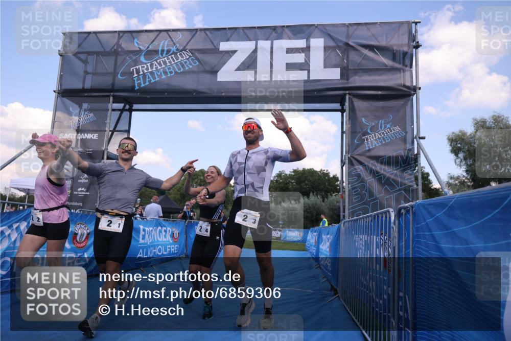 25.08.2024 - Elbe Triathlon Hamburg H.Heesch http://msf.ph/oto/6859306 25.08.2024 16:30:24 Ziel  meine-sportfotos.de