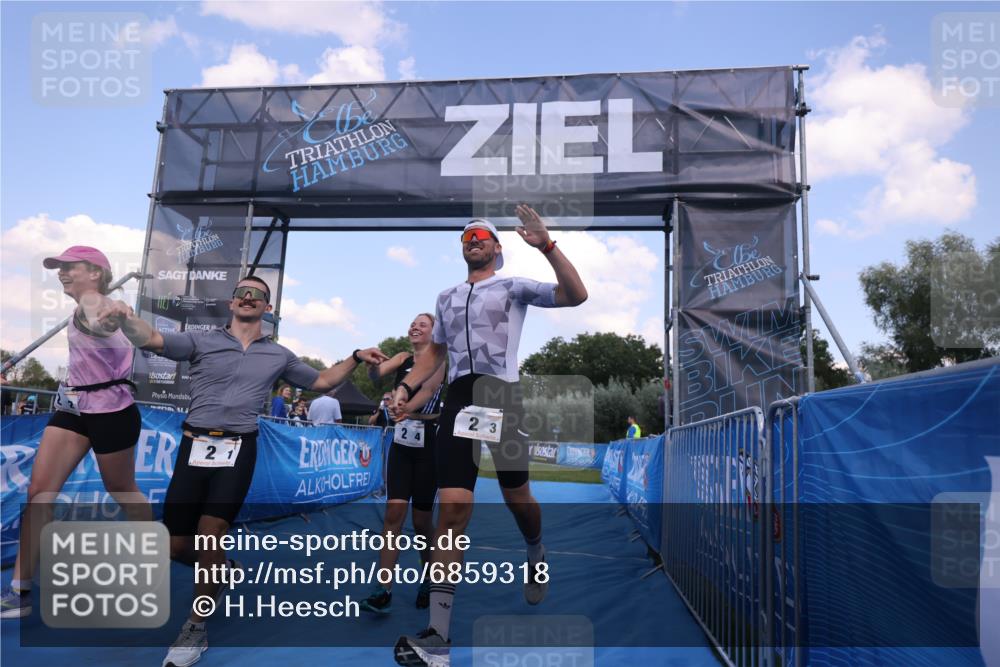 25.08.2024 - Elbe Triathlon Hamburg H.Heesch http://msf.ph/oto/6859318 25.08.2024 16:30:24 Ziel  meine-sportfotos.de