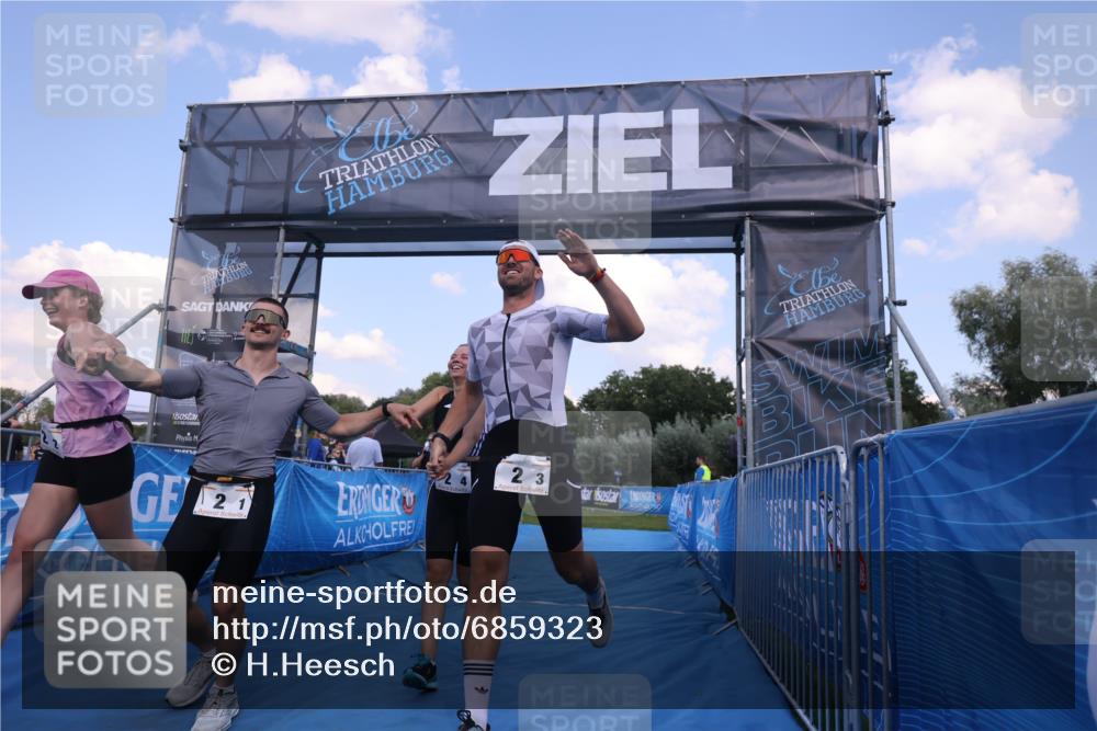 25.08.2024 - Elbe Triathlon Hamburg H.Heesch http://msf.ph/oto/6859323 25.08.2024 16:30:24 Ziel  meine-sportfotos.de