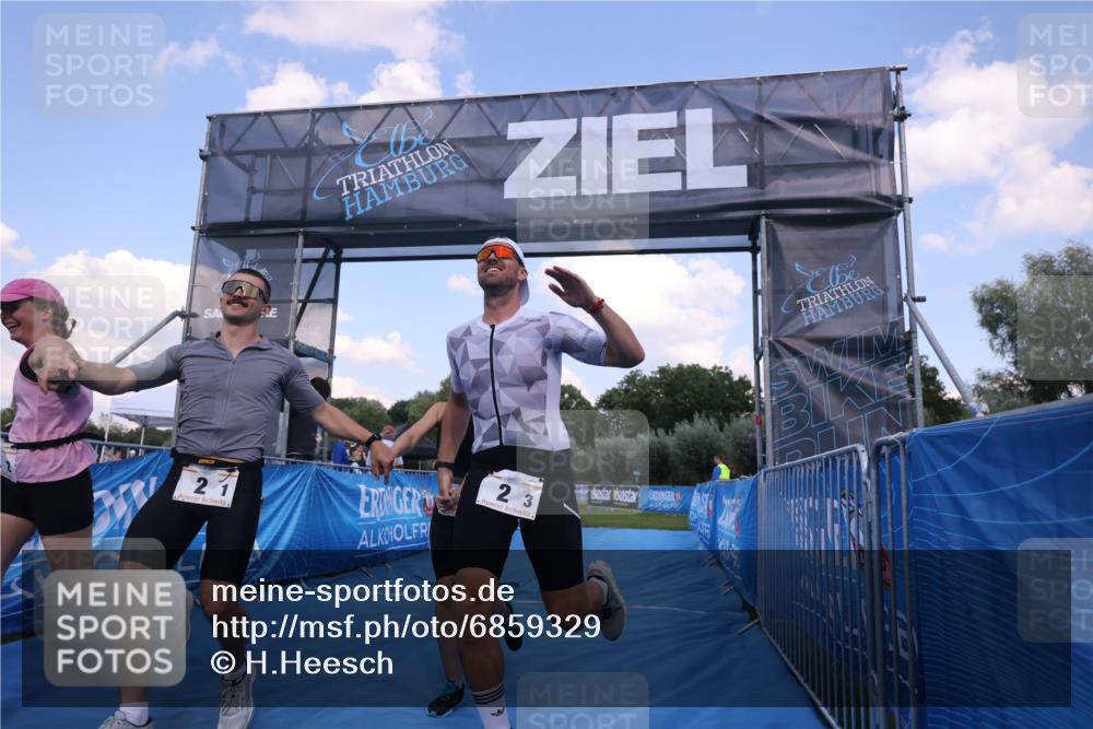 25.08.2024 - Elbe Triathlon Hamburg H.Heesch http://msf.ph/oto/6859329 25.08.2024 16:30:25 Ziel  meine-sportfotos.de