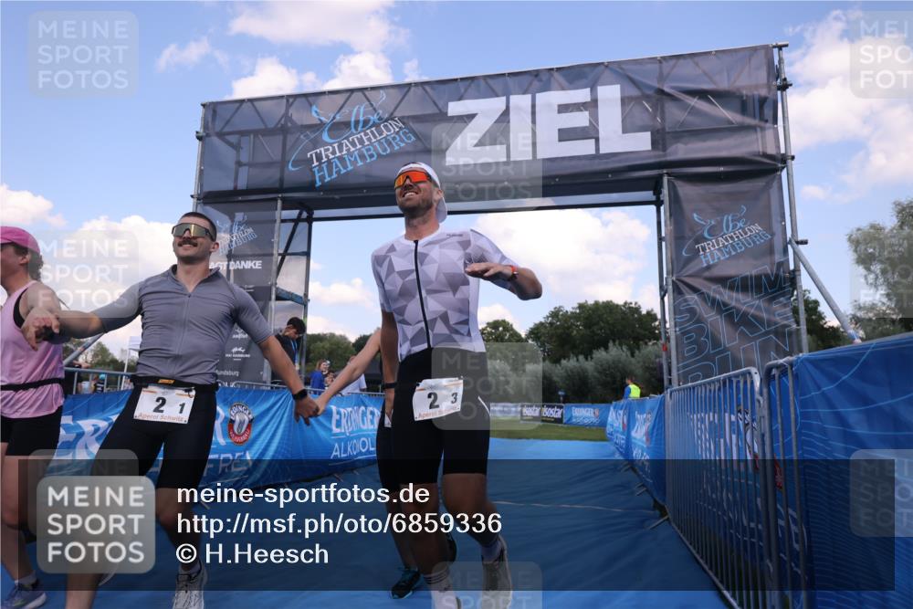 25.08.2024 - Elbe Triathlon Hamburg H.Heesch http://msf.ph/oto/6859336 25.08.2024 16:30:25 Ziel  meine-sportfotos.de