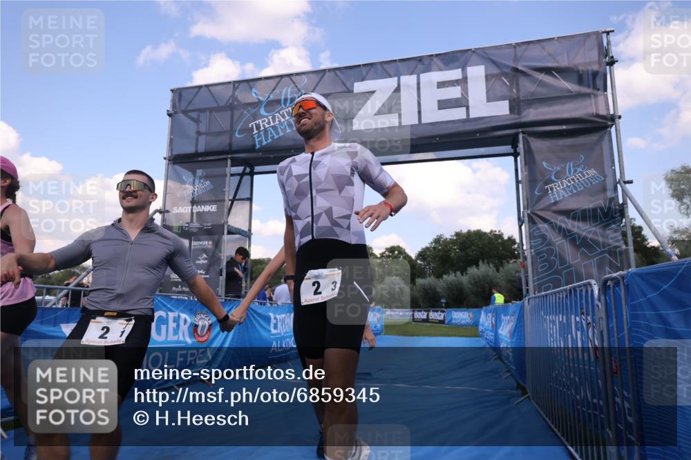 25.08.2024 - Elbe Triathlon Hamburg H.Heesch http://msf.ph/oto/6859345 25.08.2024 16:30:25 Ziel  meine-sportfotos.de