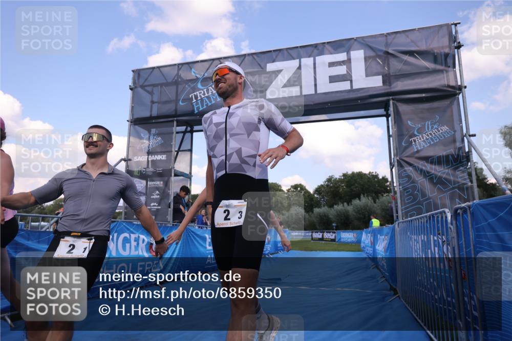 25.08.2024 - Elbe Triathlon Hamburg H.Heesch http://msf.ph/oto/6859350 25.08.2024 16:30:25 Ziel  meine-sportfotos.de