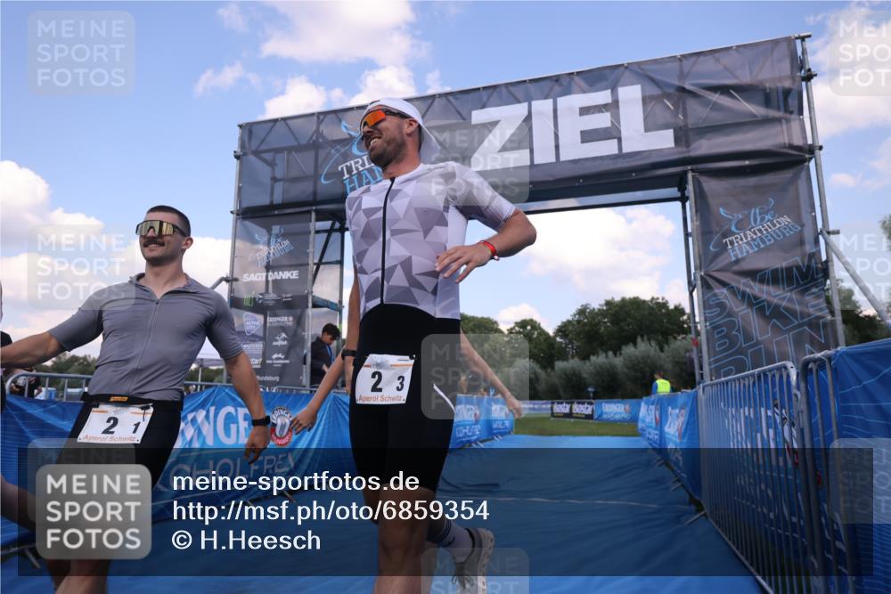 25.08.2024 - Elbe Triathlon Hamburg H.Heesch http://msf.ph/oto/6859354 25.08.2024 16:30:25 Ziel  meine-sportfotos.de