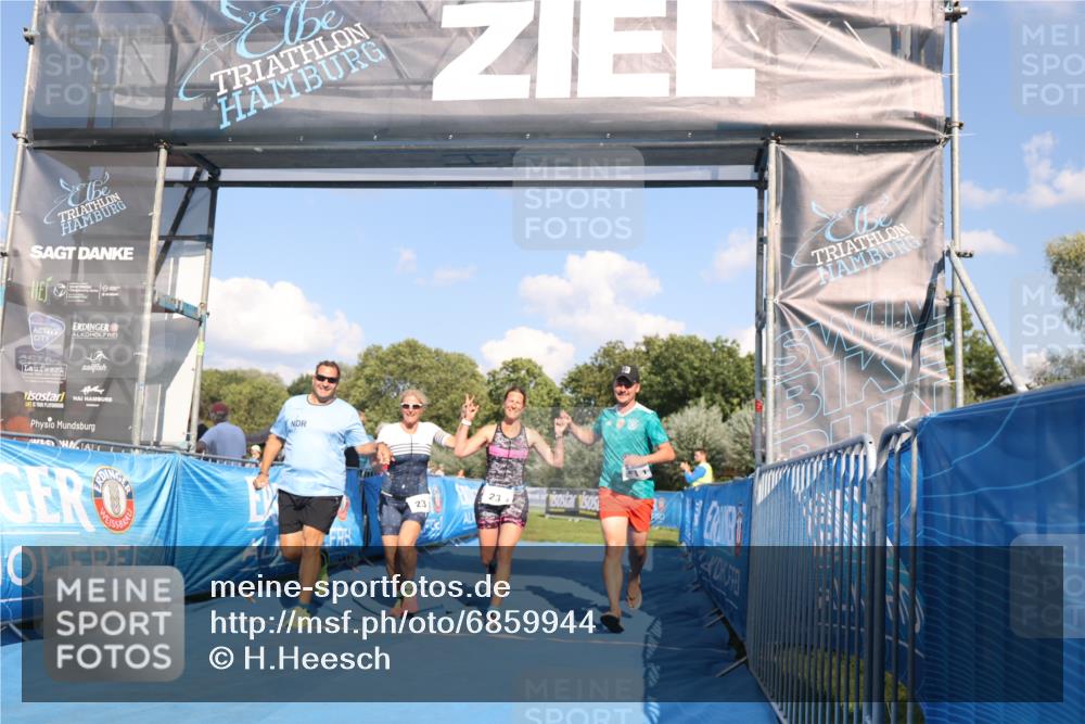 25.08.2024 - Elbe Triathlon Hamburg H.Heesch http://msf.ph/oto/6859944 25.08.2024 16:36:01 Ziel  meine-sportfotos.de