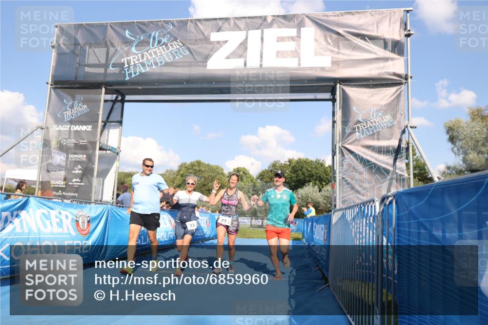 25.08.2024 - Elbe Triathlon Hamburg H.Heesch http://msf.ph/oto/6859960 25.08.2024 16:36:01 Ziel  meine-sportfotos.de