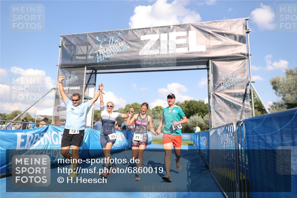 25.08.2024 - Elbe Triathlon Hamburg H.Heesch http://msf.ph/oto/6860019 25.08.2024 16:36:02 Ziel  meine-sportfotos.de