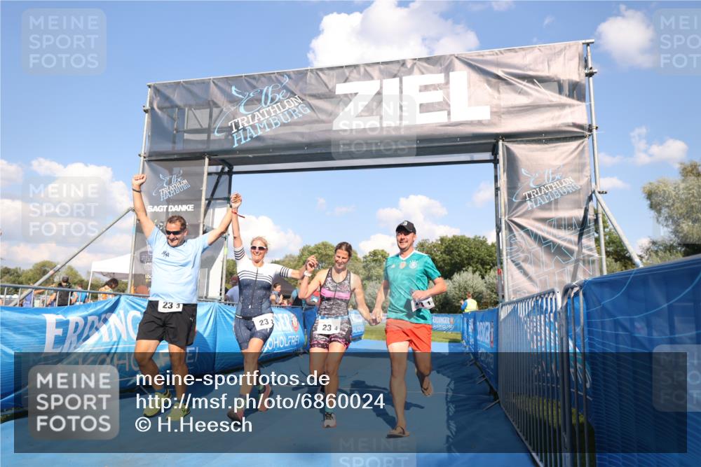 25.08.2024 - Elbe Triathlon Hamburg H.Heesch http://msf.ph/oto/6860024 25.08.2024 16:36:02 Ziel  meine-sportfotos.de