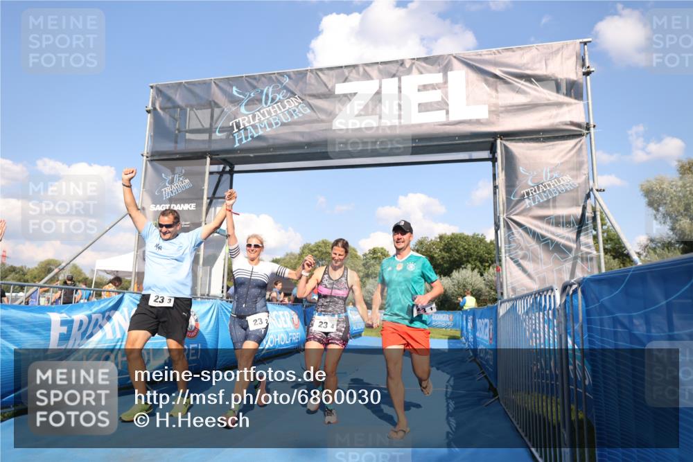 25.08.2024 - Elbe Triathlon Hamburg H.Heesch http://msf.ph/oto/6860030 25.08.2024 16:36:02 Ziel  meine-sportfotos.de