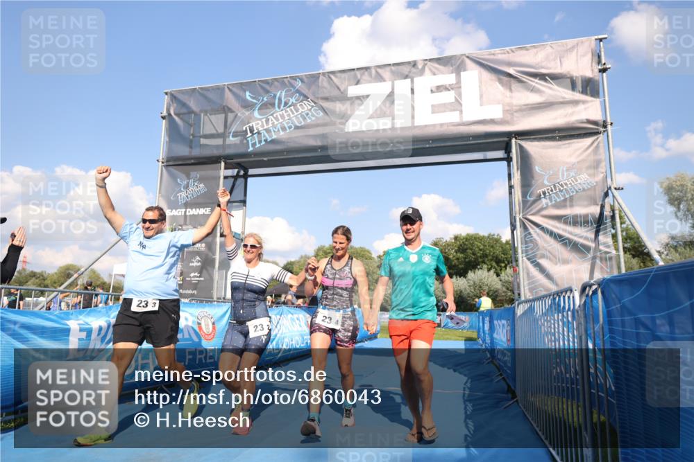 25.08.2024 - Elbe Triathlon Hamburg H.Heesch http://msf.ph/oto/6860043 25.08.2024 16:36:02 Ziel  meine-sportfotos.de