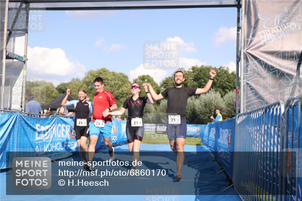 25.08.2024 - Elbe Triathlon Hamburg H.Heesch http://msf.ph/oto/6860170 25.08.2024 16:36:41 Ziel  meine-sportfotos.de