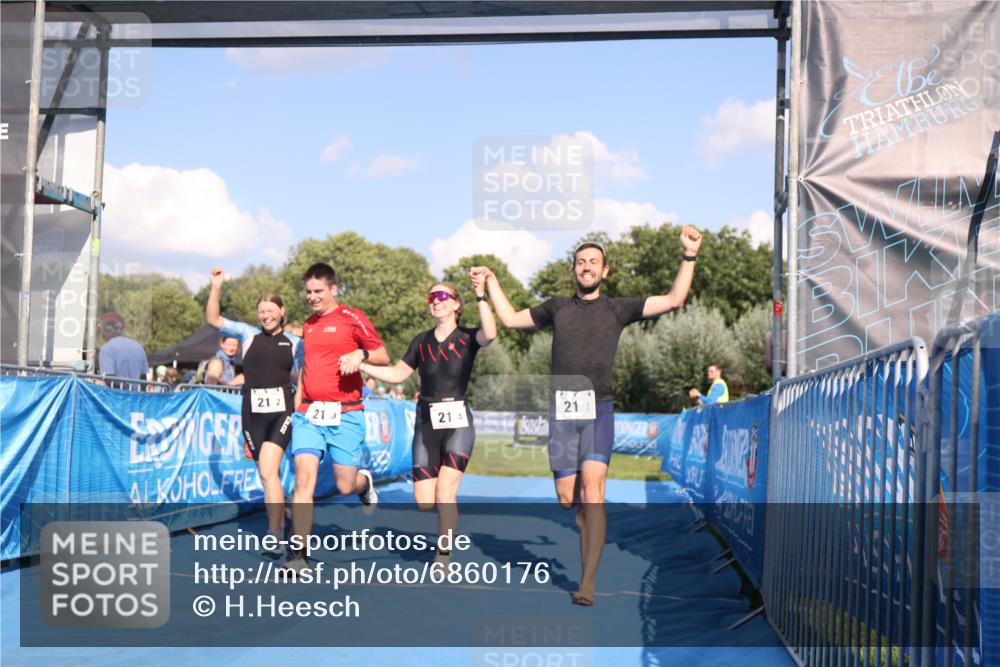 25.08.2024 - Elbe Triathlon Hamburg H.Heesch http://msf.ph/oto/6860176 25.08.2024 16:36:41 Ziel  meine-sportfotos.de