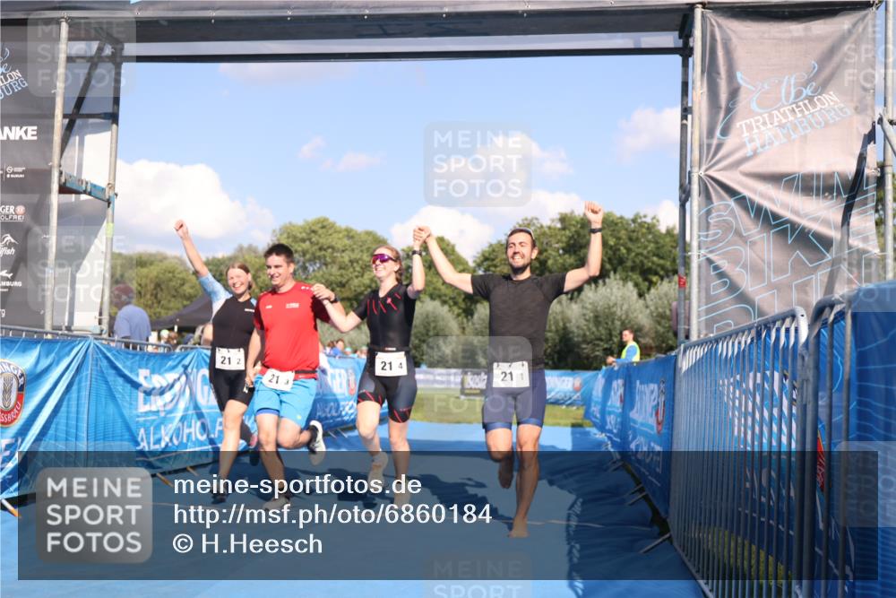 25.08.2024 - Elbe Triathlon Hamburg H.Heesch http://msf.ph/oto/6860184 25.08.2024 16:36:41 Ziel  meine-sportfotos.de